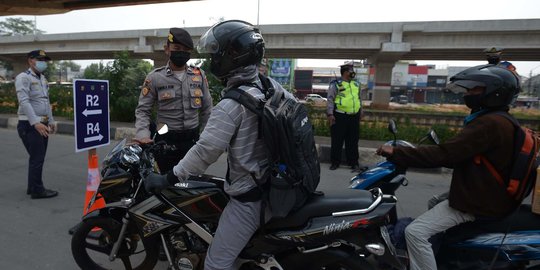 Suasana Penyekatan PPKM Darurat di Kalimalang