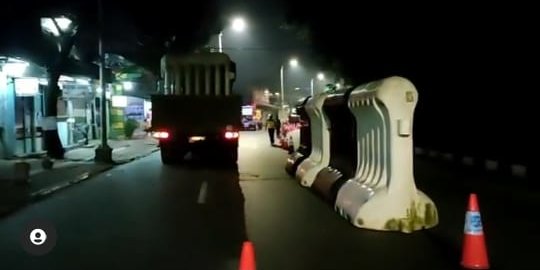 Water Barrier Raksasa Dipasang di Empat Lokasi Penyekatan Masuk Jakarta