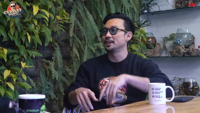 denny sumargo lebih pilih istri