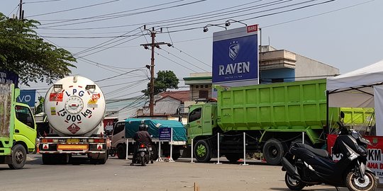 PPKM Darurat, Kendaraan Besar Dominasi Jalan Perbatasan Tangerang-Bogor