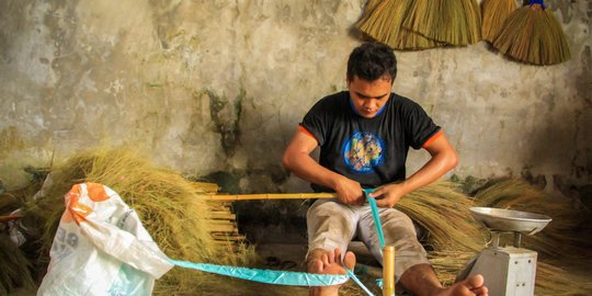 Menilik Kerajinan Sapu Rayung Berbahan Rumput Gelagah Asal Magelang