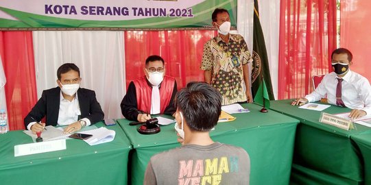 Tak Mampu Bayar Denda Rp100.000 karena Langgar PPKM, Penjaga Toilet di Serang Ditahan