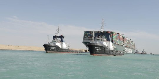Kapal Raksasa Ever Given yang Terjepit di Terusan Suez Kembali Berlayar