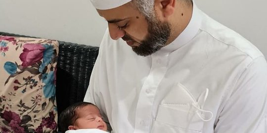 Potret Bayi Syekh Ali Jaber Baru Lahir, Namanya Sudah Disiapkan Almarhum saat Hidup