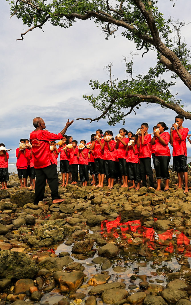 opa loli sang maestro orkestra terompet kerang