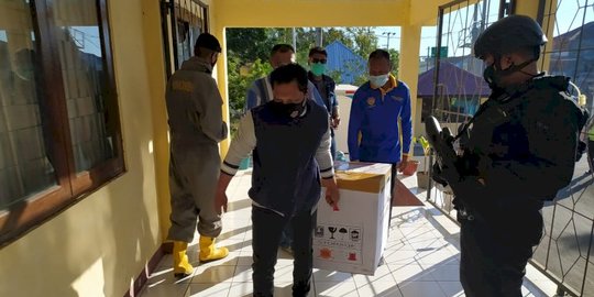 Brimob Amankan Kedatangan 240 Vial Vaksin Covid-19 Sinovac di Kupang