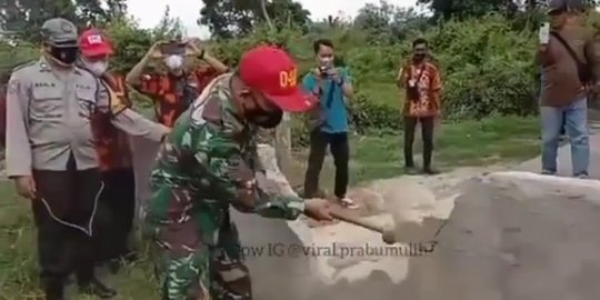 Anggota TNI-Polri Turun Tangan Ibu Terjebak Tak Ada Jalan, Pagar Pengembang Dibongkar