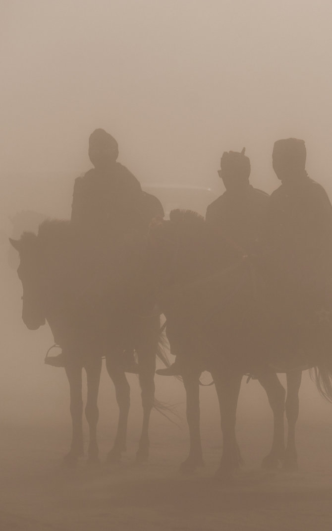 suasana badai pasir bromo