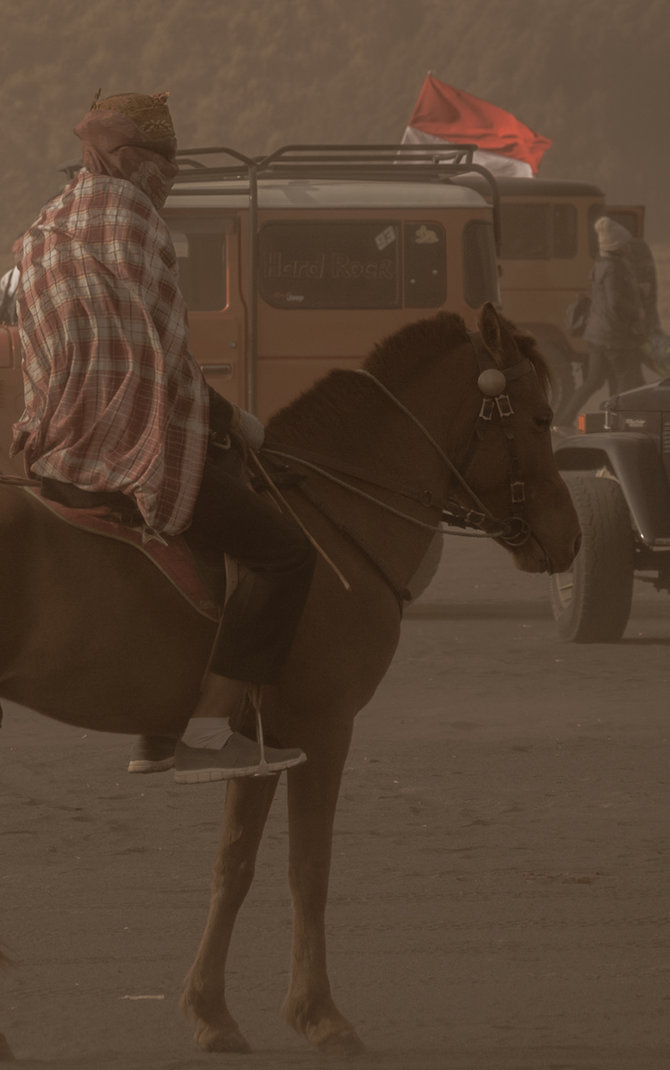 suasana badai pasir bromo