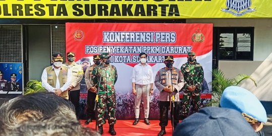 Panglima TNI dan Kapolri Tinjau Vaksinasi Covid-19 dan Penyekatan di Solo