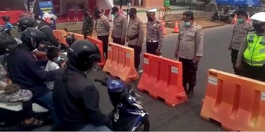 Pengendara Berhenti Selama 60 Detik Mengheningkan Cipta Doakan Korban Covid