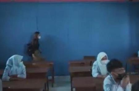 cinta laura bangun sekolah