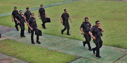 Potret Gagah Paspampres Praka Izroy saat Dinas, Sangar Pas Tenteng Senjata