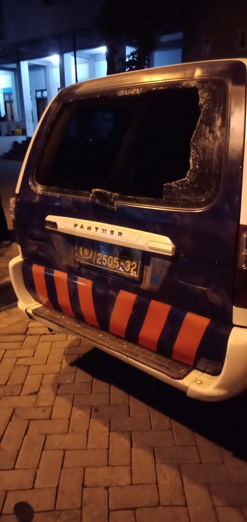 warga kenjeran ngamuk mobil polisi dirusak