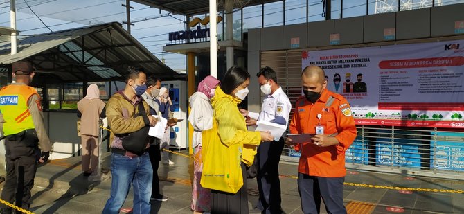 penumpang krl di depok