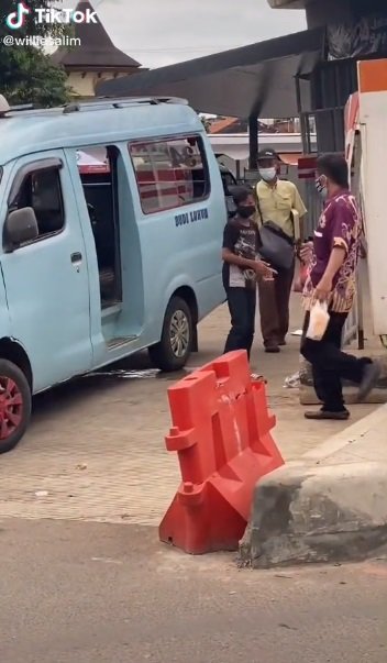 pria kaya ajak pengamen cilik makan steak pertama kali