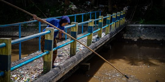 Mbah Djadi, Sang Pahlawan Sampah Selokan Mataram Yogyakarta