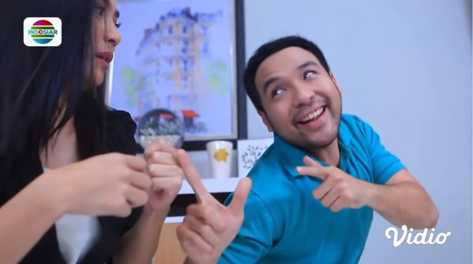 miliki banyak kemampuan ini momen hans hosman saat bermain di suara hati istri