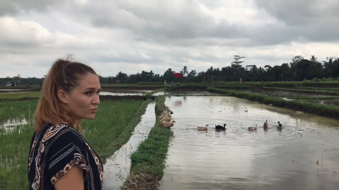 istri bule bajak sawah pakai daster