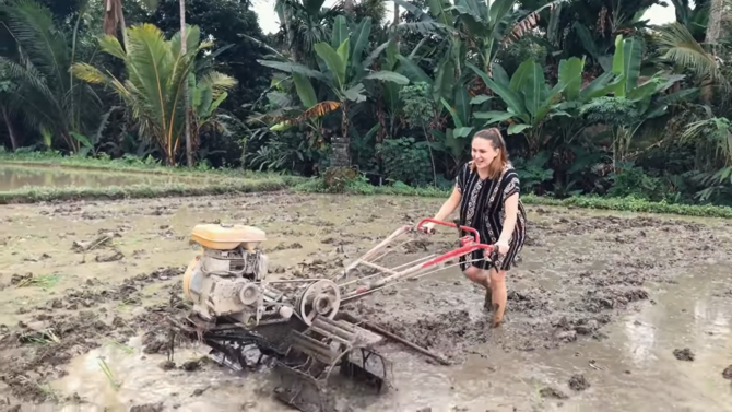 istri bule bajak sawah pakai daster