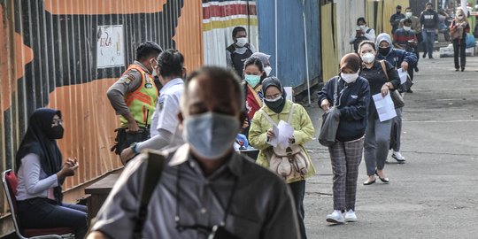 Pemeriksaan STRP Penumpang KRL di Stasiun Bekasi