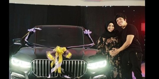 Selain Aurel Hermansyah, 5 Artis Ini Juga Dapat Mobil Mewah dari Pasangan