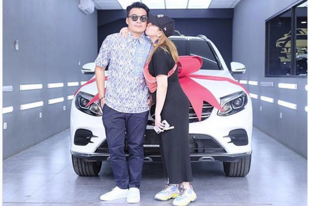 selain aurel hermansyah 5 artis ini juga dapat mobil mewah dari pasangan