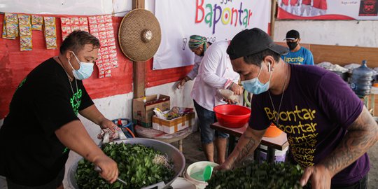 Kesibukan Relawan Dapur Umum Peduli Covid-19