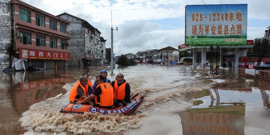 Ribuan Warga Dievakuasi Akibat Banjir di China