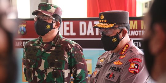 Kapolri dan Panglima TNI Tinjau Vaksinasi Covid-19 Ponpes dan Universitas di Jakarta