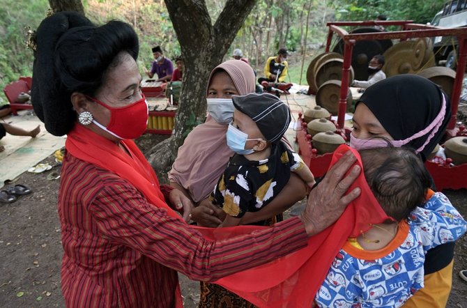 tolak sawan dengan usapan selendang penari junggrung