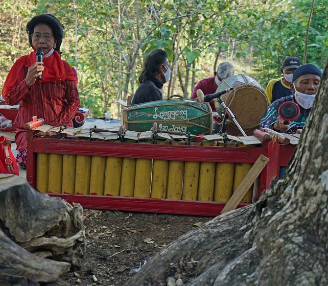 tolak sawan dengan usapan selendang penari junggrung