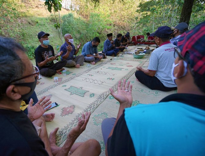 tolak sawan dengan usapan selendang penari junggrung