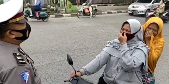 Pakai Pantun, Aksi Polisi Medan Ingatkan Pengendara Tak Bermasker Ini Curi Perhatian