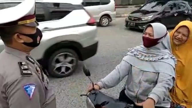 pakai pantun aksi polisi medan ingatkan pengendara tak bermasker ini curi perhatian