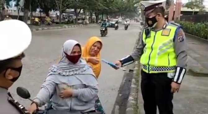 pakai pantun aksi polisi medan ingatkan pengendara tak bermasker ini curi perhatian