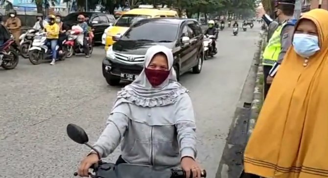 pakai pantun aksi polisi medan ingatkan pengendara tak bermasker ini curi perhatian