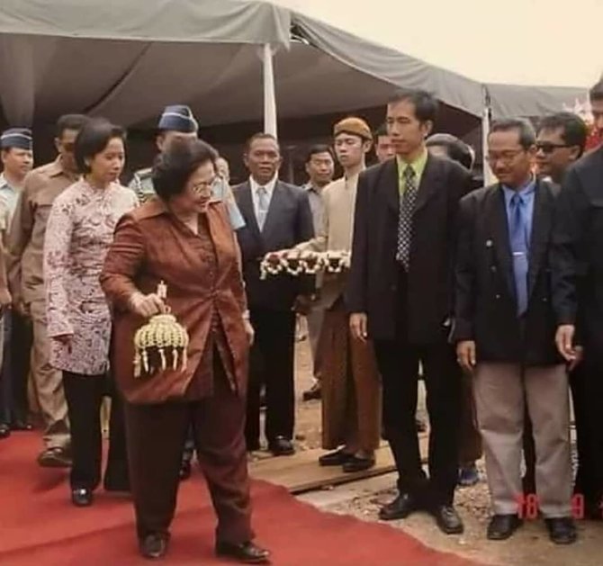 dalam foto lama megawati ada pria pakai jas gombrong