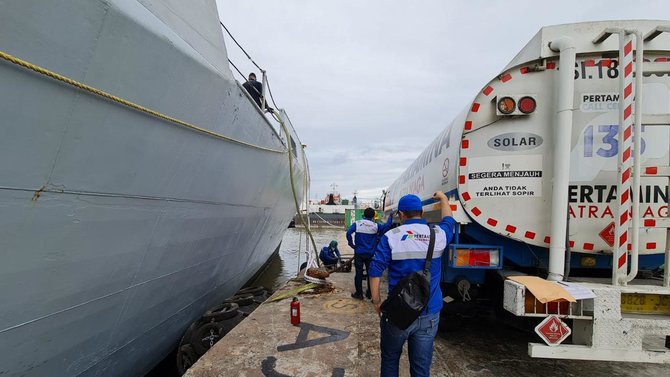 pertamina perdana isi bbm kapal perang india diharap bawa hubungan positif 2 negara