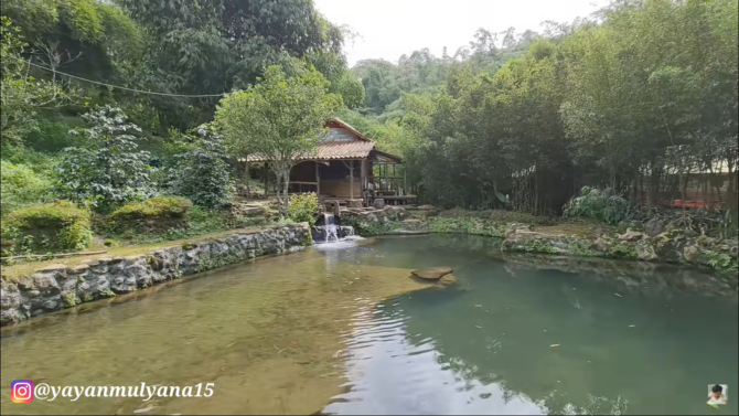 rumah mantan pengusaha di subang yang berada di tengah hutan