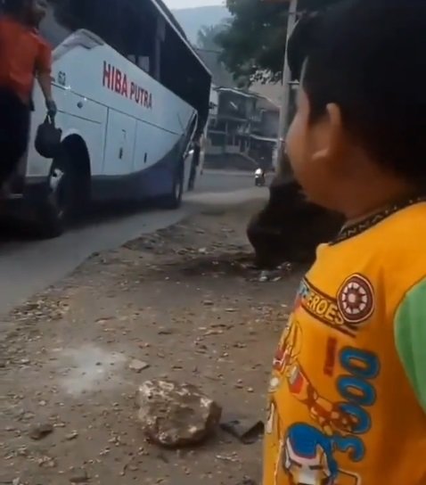 momen kondektur bus beri uang jajan anak yang menunggu di pinggir jalan