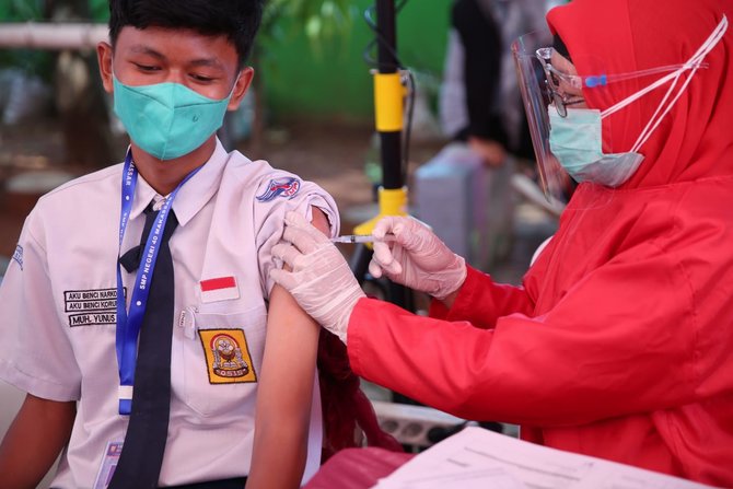 wali kota danny hadiri vaksinasi massal pelajar smp