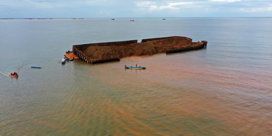 Karam, Kapal Tongkang Bermuatan Nikel Cemari Pantai Wisata Gong