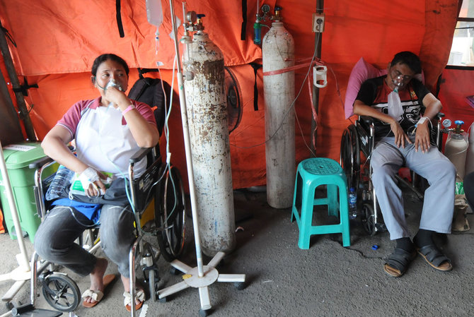 pasien covid 19 dirawat di tenda darurat rsud bekasi