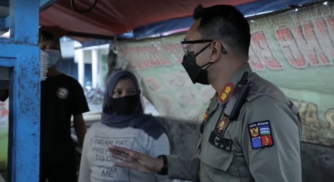 viral kasatpol pp tegur pkl dengan santun izinkan buka sampai malam