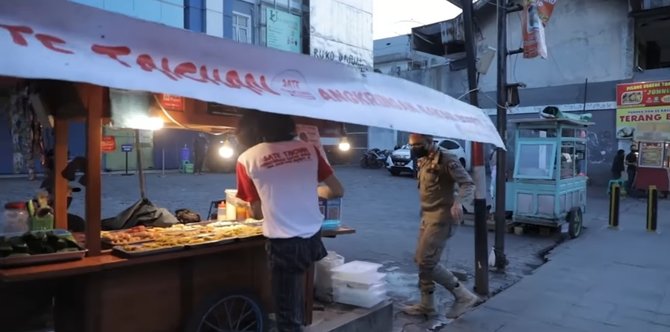 viral kasatpol pp tegur pkl dengan santun izinkan buka sampai malam