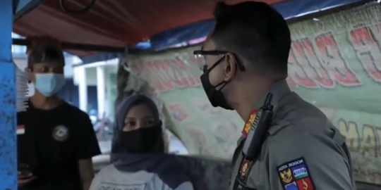 Viral Kasatpol PP Kota Bogor Tegur Penjual saat PPKM Darurat, Aksinya Tuai Pujian