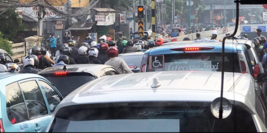 Ada Penyekatan PPKM Darurat di Underpass Mampang Prapatan, Lalu Lintas Macet