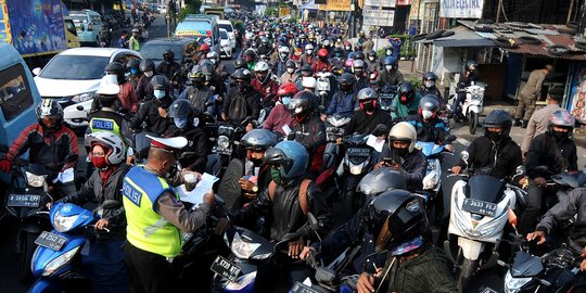 Padatnya Antrean Kendaraan di Pos Penyekatan Ciputat