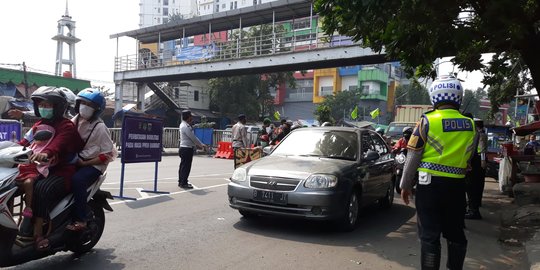 Penyekatan PPKM Darurat di Underpass Basura Jaktim, Lalu Lintas Padat Merayap - Vimarsana News